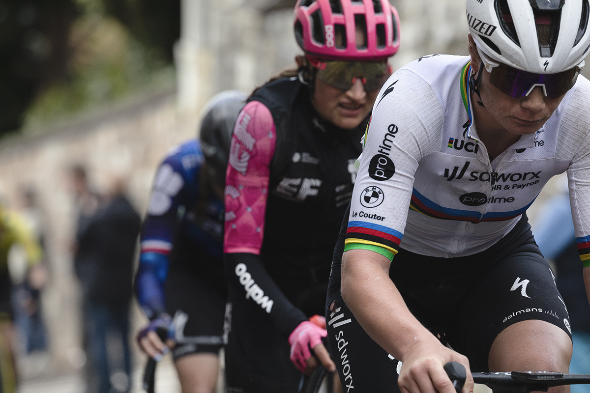 La Flèche Wallonne Femmes 2025 - Lotte Kopecky wearing the World Champion’s jersey on the Mur de Huy