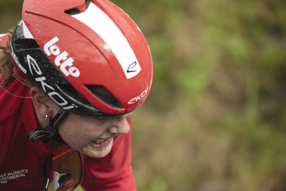 La Flèche Wallonne Femmes 2025 - Lucy Bénézet Minns grits her teeth and grimaces with determination on the climb