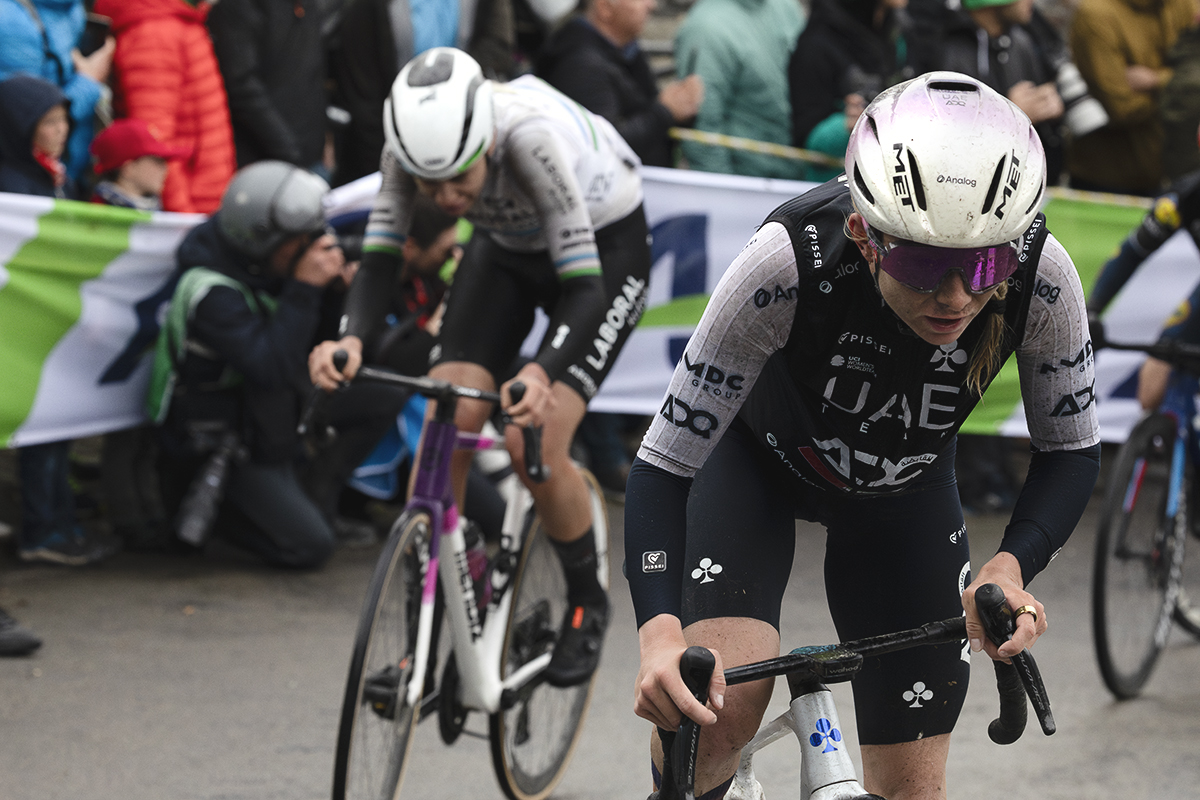 La Flèche Wallonne Femmes 2025 - Maeva Squiban stands on her pedals as she tackles one of the steeper sections