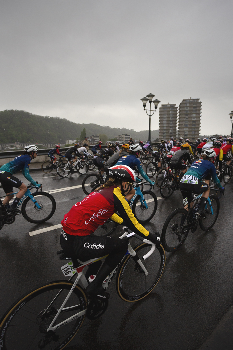 La Flèche Wallonne Femmes 2025 - Riders on the Pont de Fer in Huy