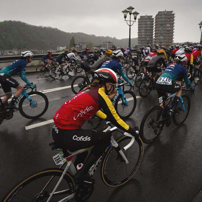 La Flèche Wallonne Femmes 2025 - Riders on the Pont de Fer in Huy