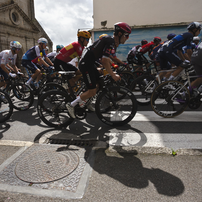 Bretagne Classic - Ouest-France 2025 - A side view of the peloton tackling the roads in Châteauneuf-du-Faou