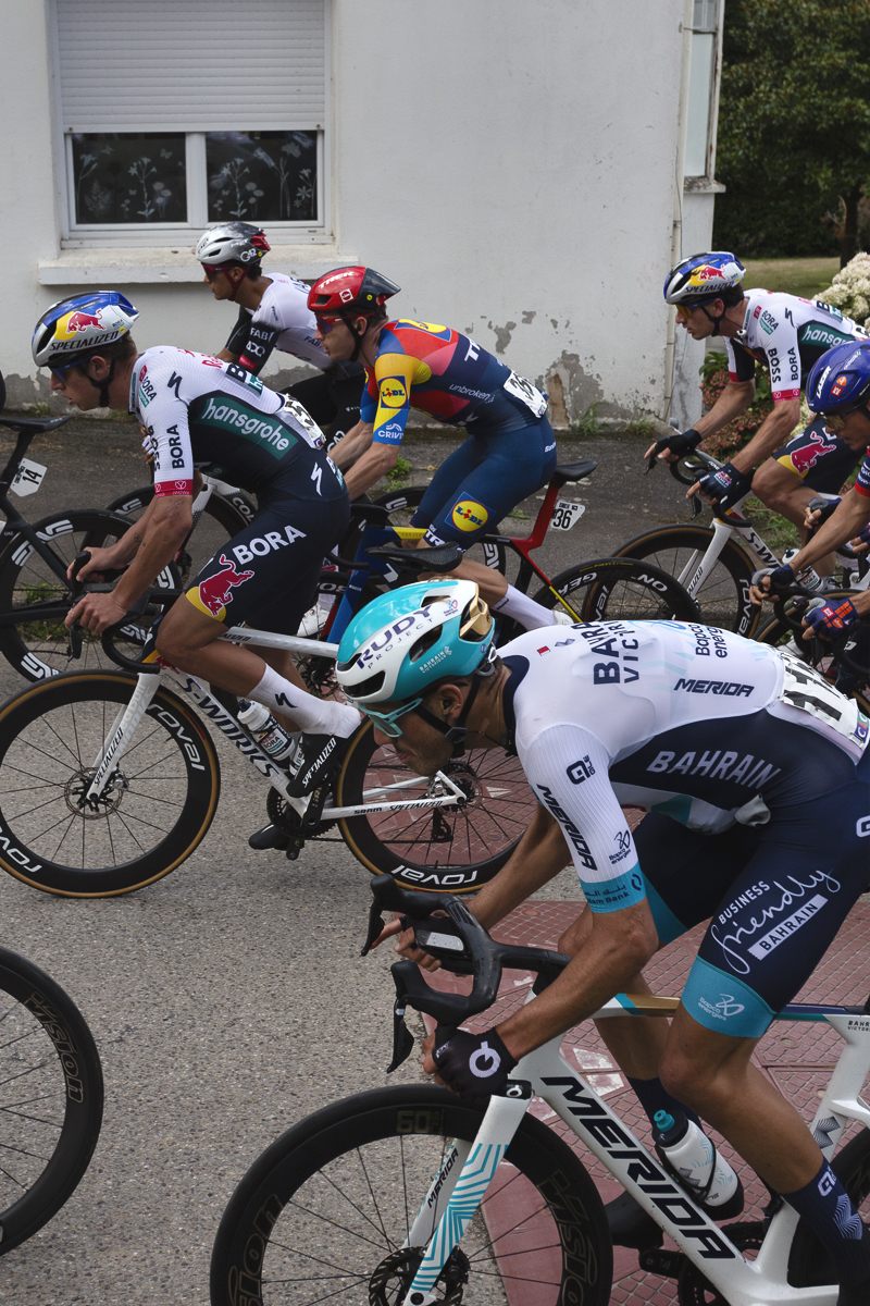 Bretagne Classic - Ouest-France 2025 - Riders in the peloton in Châteauneuf-du-Faou