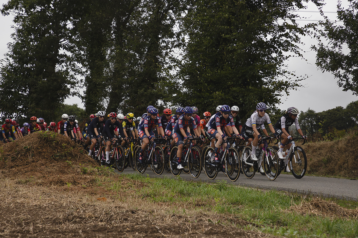 Classic Lorient Agglomération - Ceratizit 2025 - The peloton rides through the countryside