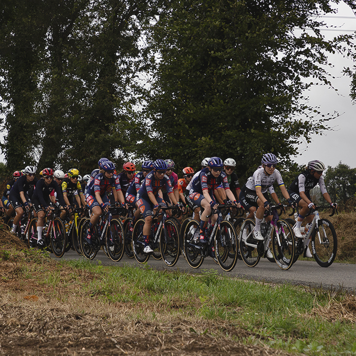 Classic Lorient Agglomération - Ceratizit 2025 - The peloton rides through the countryside