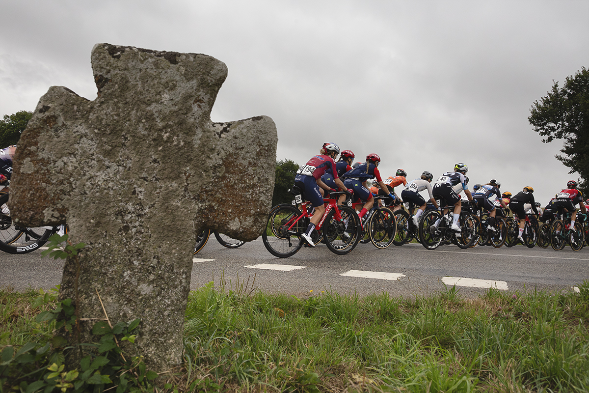 Classic Lorient Agglomération - Ceratizit 2025 - riders pass the stone cross of Croix De Brambanen