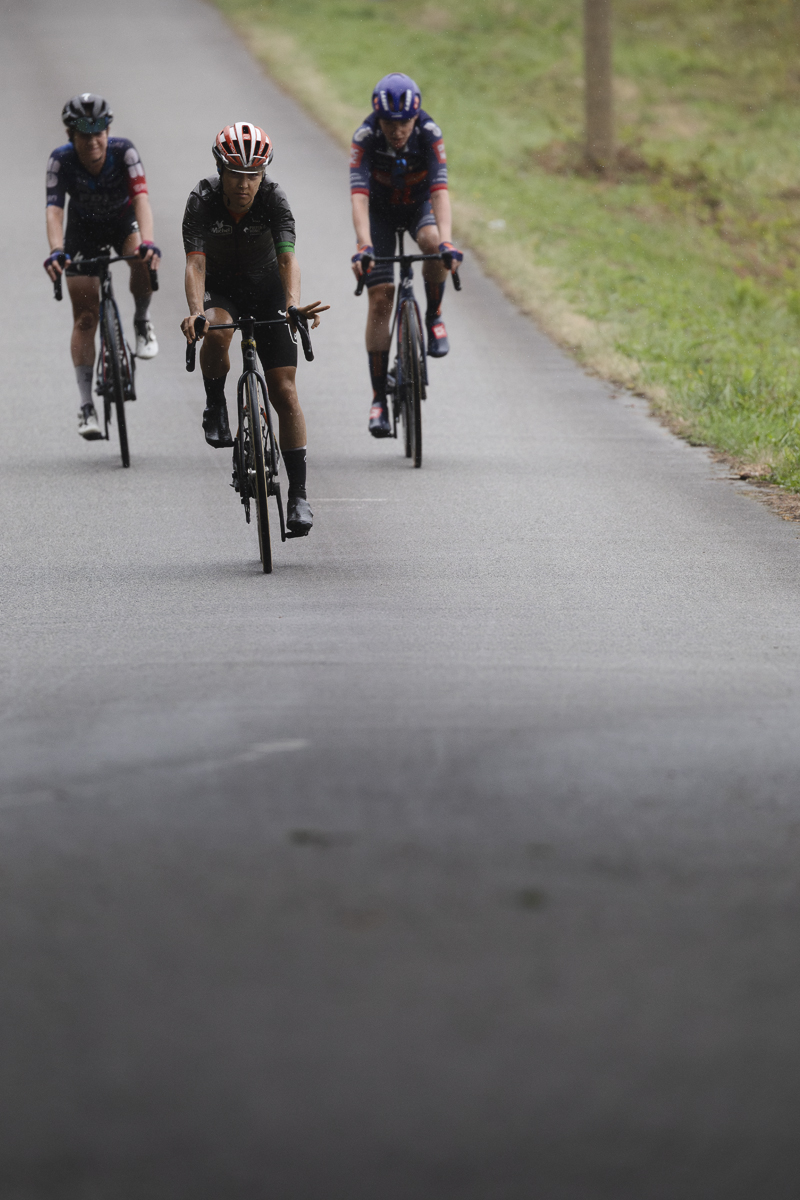 Classic Lorient Agglomération - Ceratizit 2025 - A rider acknowledges the photographer with a peace sign as they pass in a small group