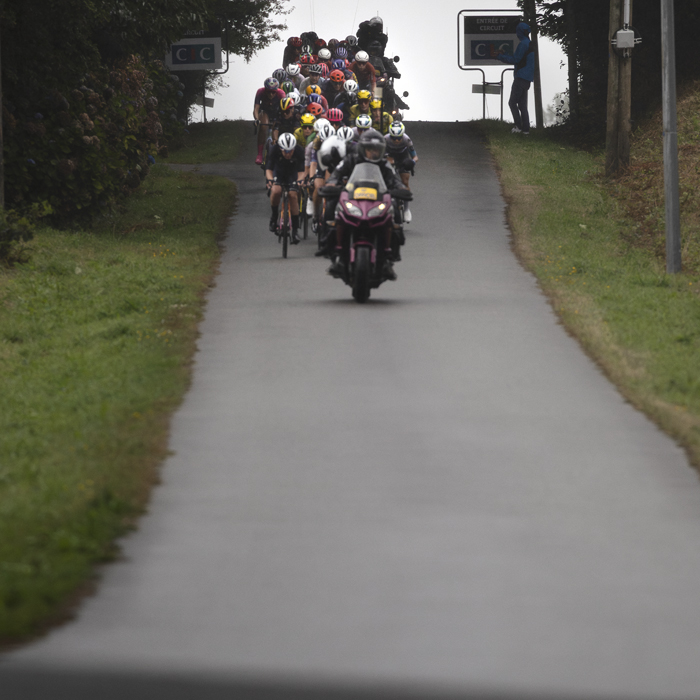 Classic Lorient Agglomération - Ceratizit 2025 - The peloton approaches down a long straight