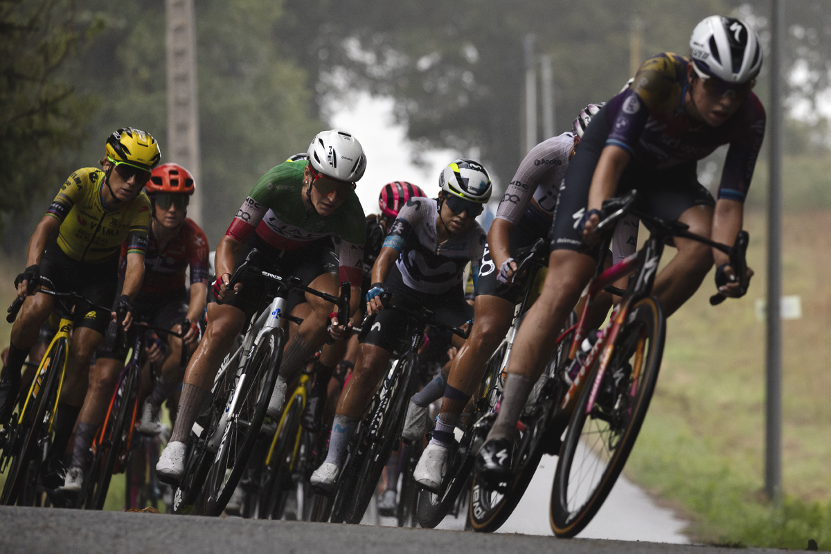 Classic Lorient Agglomération - Ceratizit 2025 - Riders power through the rain during the race