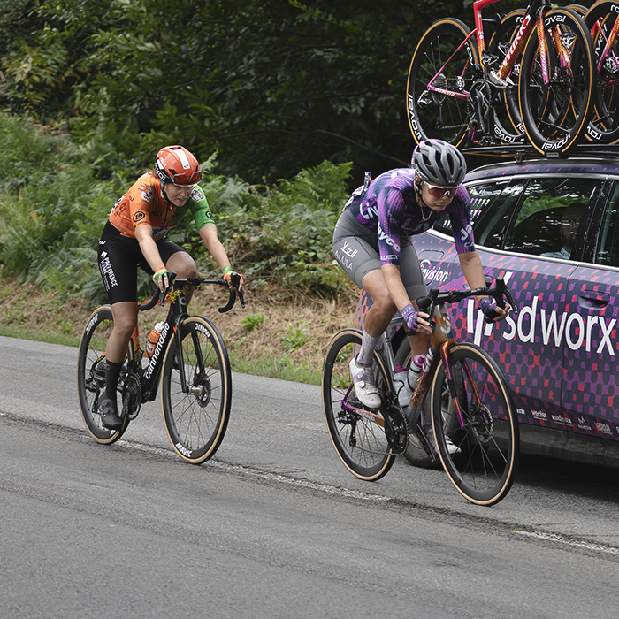 Classic Lorient Agglomération - Ceratizit 2025 - Alicia González and Jeanne Korevaar cycle next to a rivals team’s car