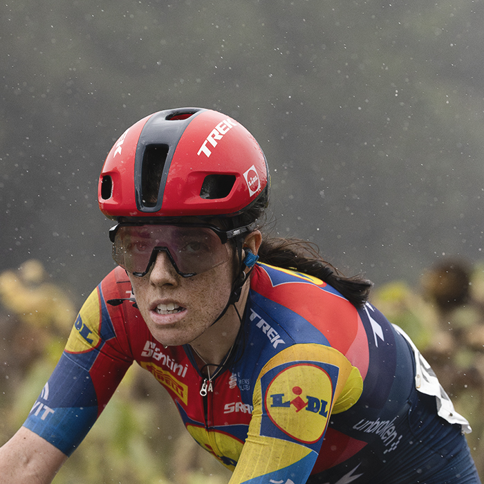 Classic Lorient Agglomération - Ceratizit 2025 - Anna Henderson rides through heavy rain during the race