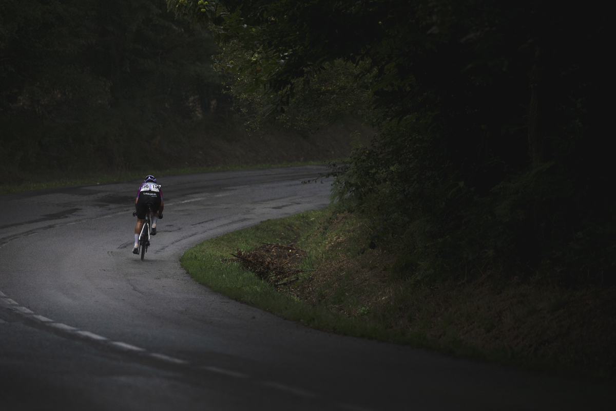 Classic Lorient Agglomération - Ceratizit 2025 - Cristina Tonetti seen from behind as she rounds a corner in a wooded section of the course