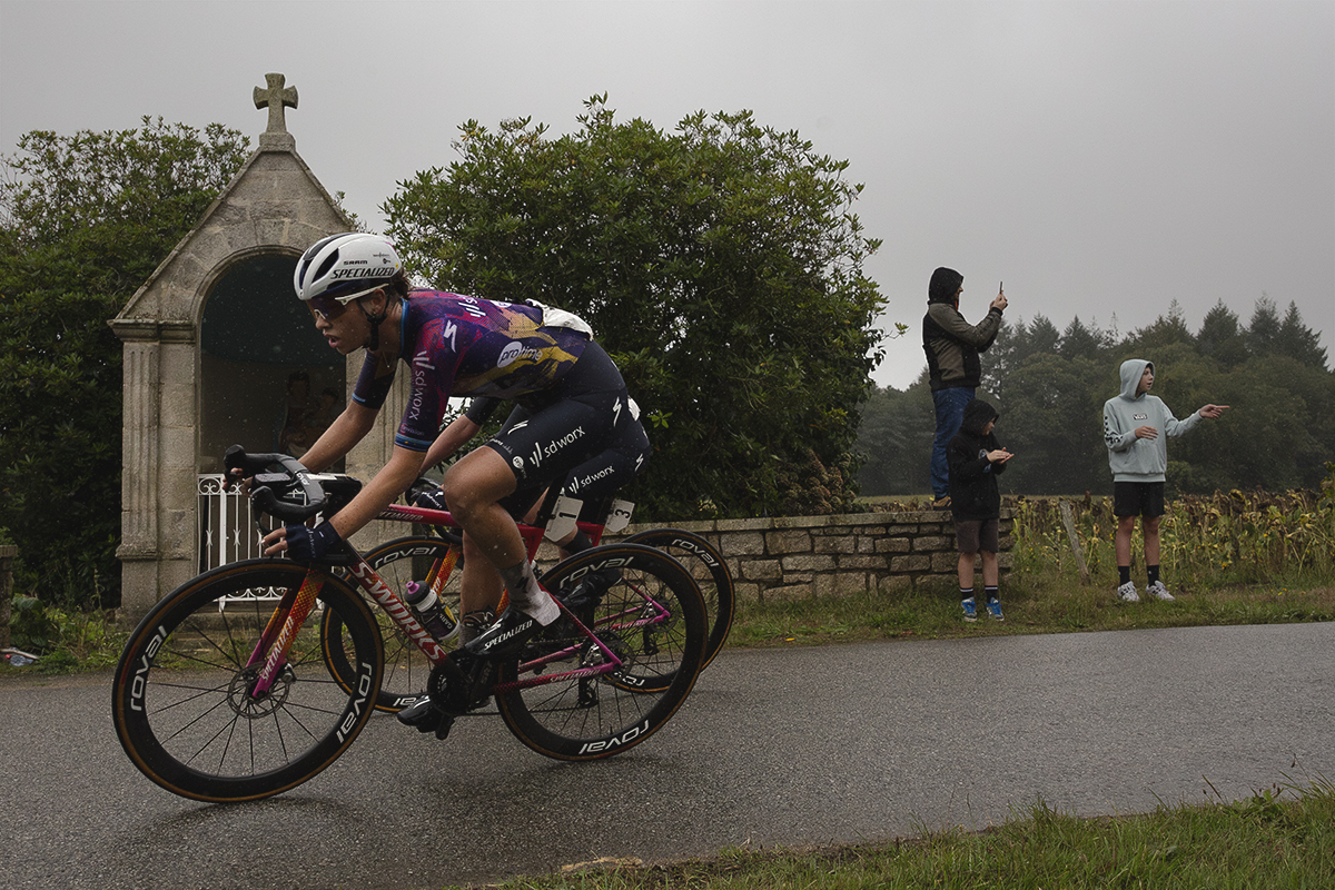 Classic Lorient Agglomération - Ceratizit 2025 - Mischa Bredewold leads a small group of riders in front of a roadside shrine