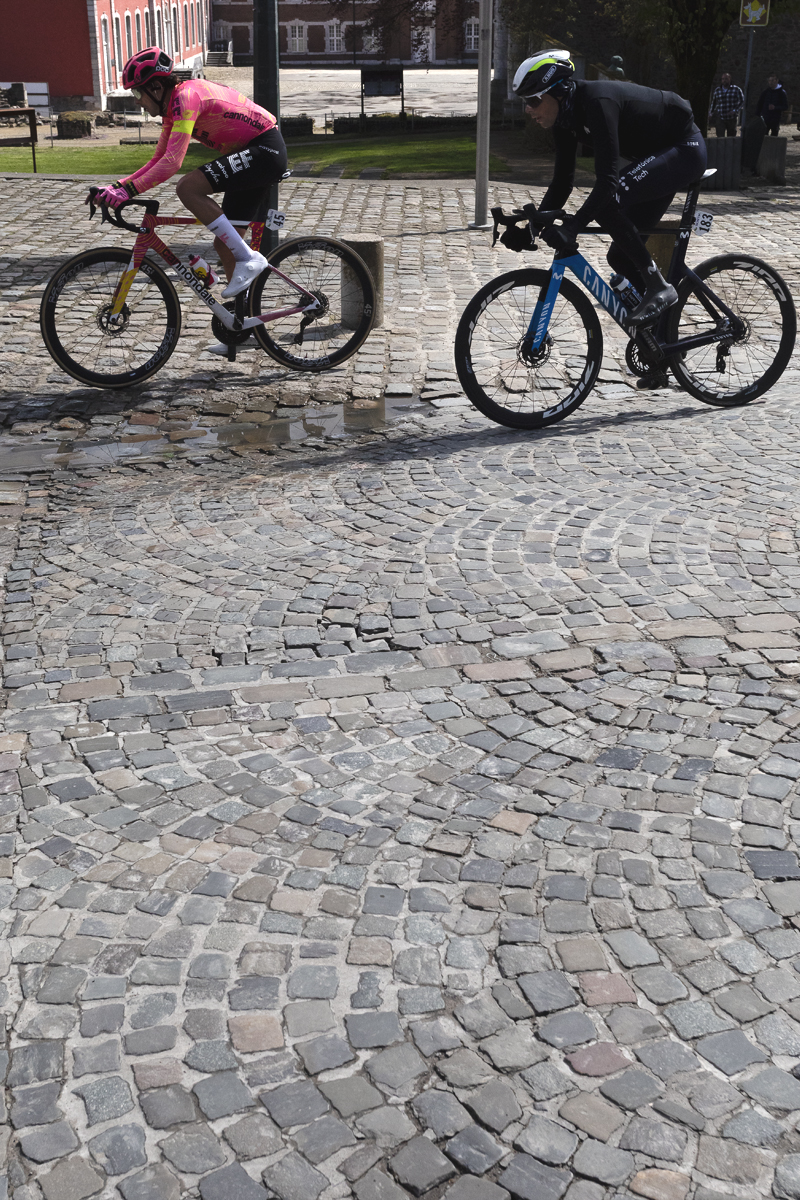 Liège-Bastogne-Liège 2024 - James Shaw & Jorge Arcas on the cobbles in the centre of Stavelot