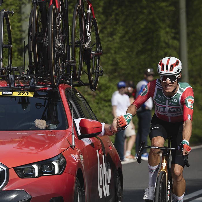 Liege Bastogne Liege 2025 - Anders Halland Johannessen takes assistance from a team car