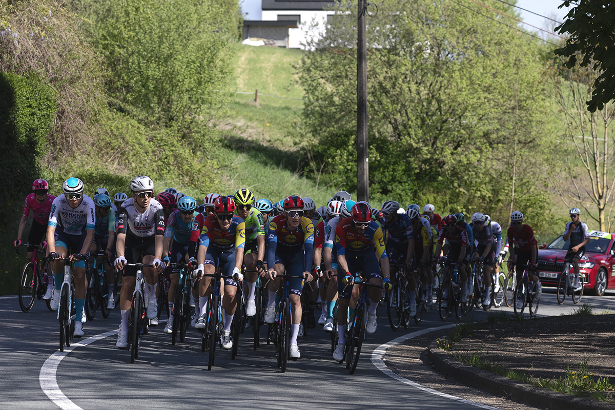 Liege Bastogne Liege 2025 - The peloton approaches on the roads of Harzé