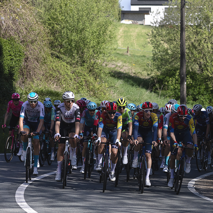 Liege Bastogne Liege 2025 - The peloton approaches on the roads of Harzé