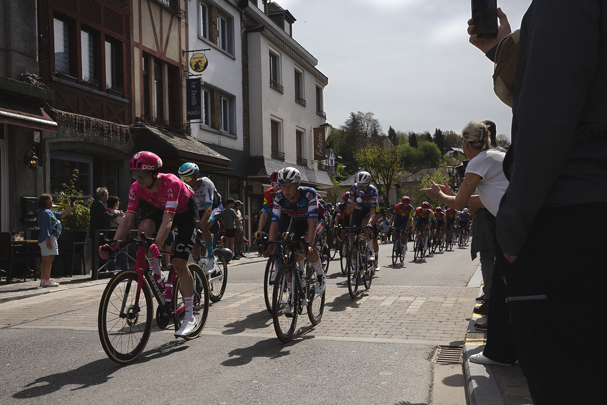 Liege Bastogne Liege 2025 - The peloton is cheered on by crowds lining the streets at La Roché-en-Ardenne