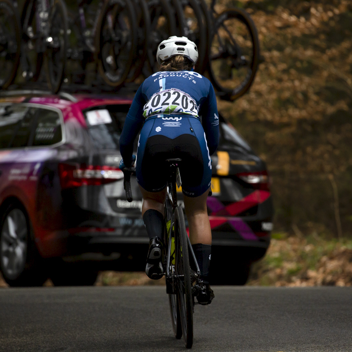 Liège-Bastogne-Liège Femmes 2023 - Stine Dale of Team Coop - Hitec Products seen from the back as she follows a team car up the climb