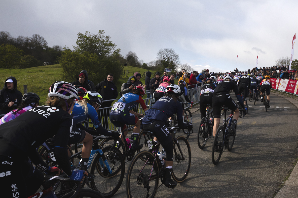 Liège-Bastogne-Liège Femmes 2024 - Côte de la Redoute, lined with fans as the riders pass through
