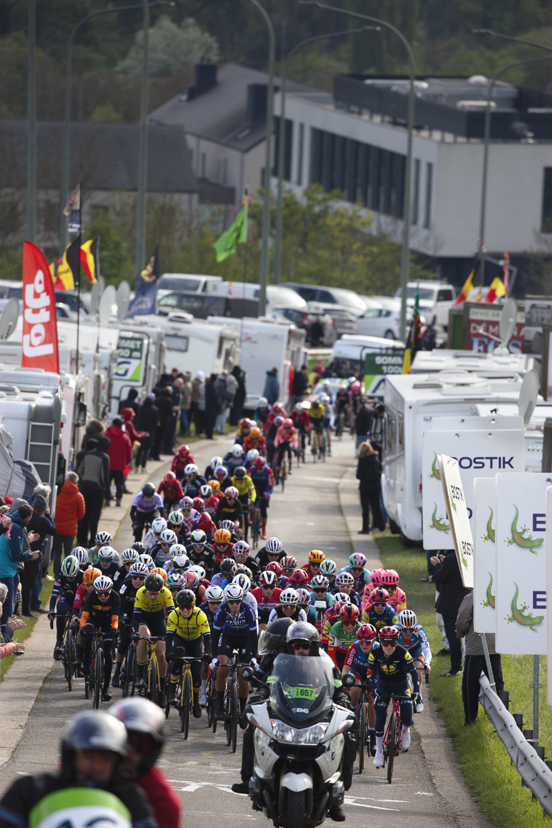 Liège-Bastogne-Liège Femmes 2024 - The peloton on the foot of the climb moves through a tunnel of camper vans on Côte de la Redoute