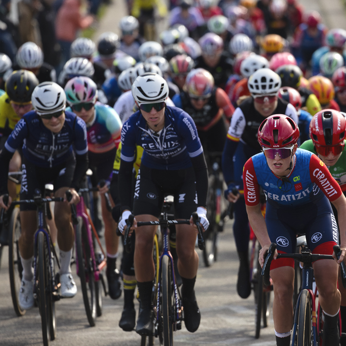 Liège-Bastogne-Liège Femmes 2024 - The peloton takes on the Côte de la Redoute