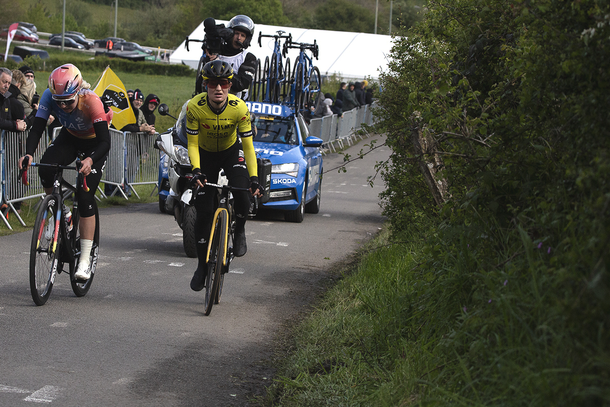 Liège-Bastogne-Liège Femmes 2024 - Eva van Agt & Mikayla Harvey are followed by the neutral service vehicle on the climb at Côte de la Redoute
