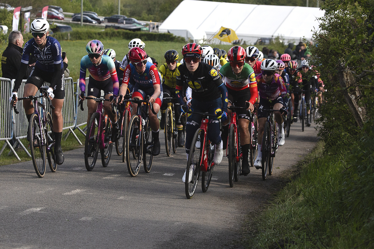 Liège-Bastogne-Liège Femmes 2024 - The peloton takes on the Côte de la Redoute