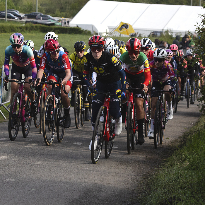 Liège-Bastogne-Liège Femmes 2024 - The peloton takes on the Côte de la Redoute