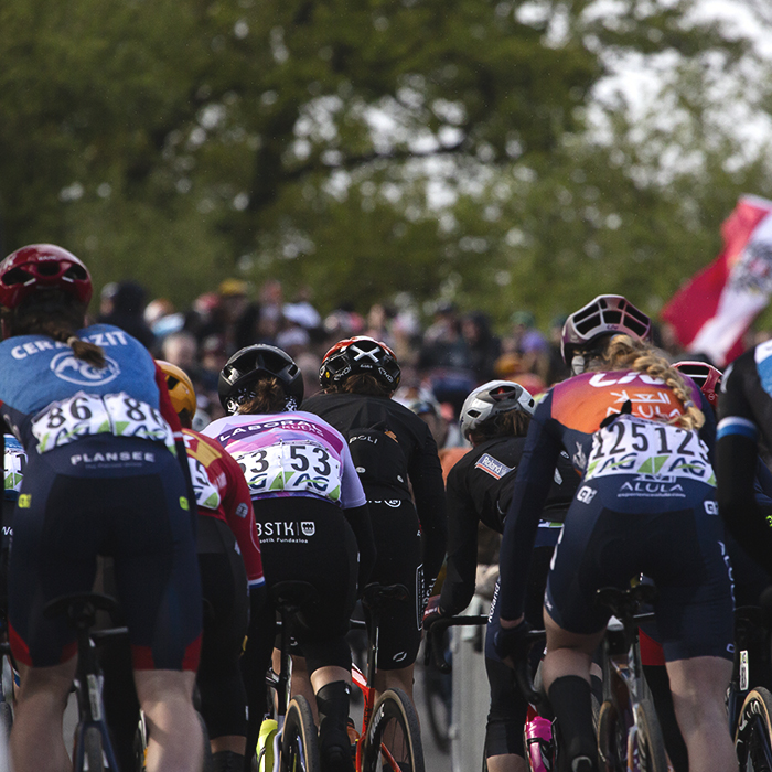 Liège-Bastogne-Liège Femmes 2024 - A rear view of the riders as they move through crowds shouting encouragement on Côte de la Redoute
