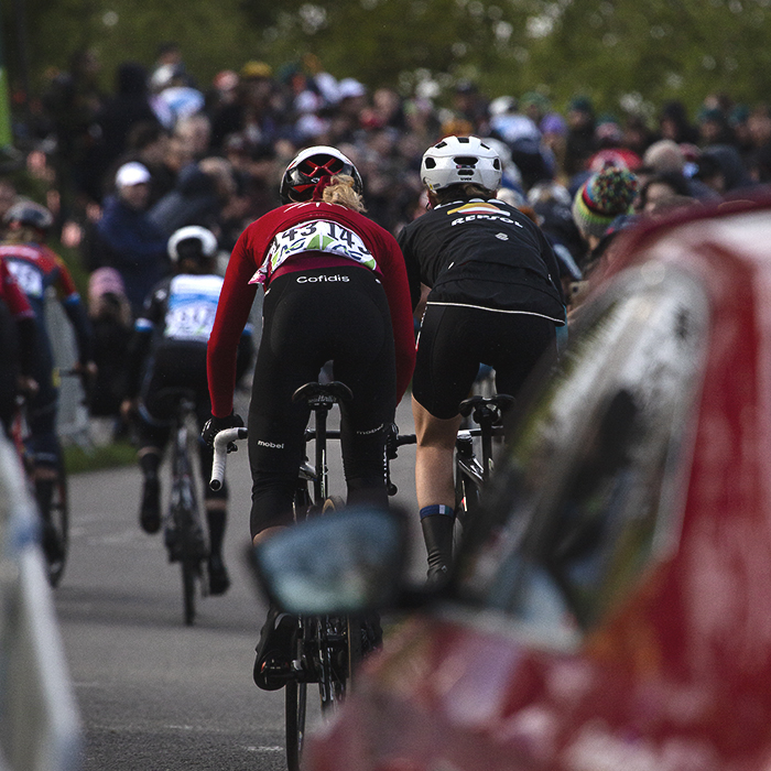 Liège-Bastogne-Liège Femmes 2024 - A rear view of riders as they tackle Côte de la Redoute