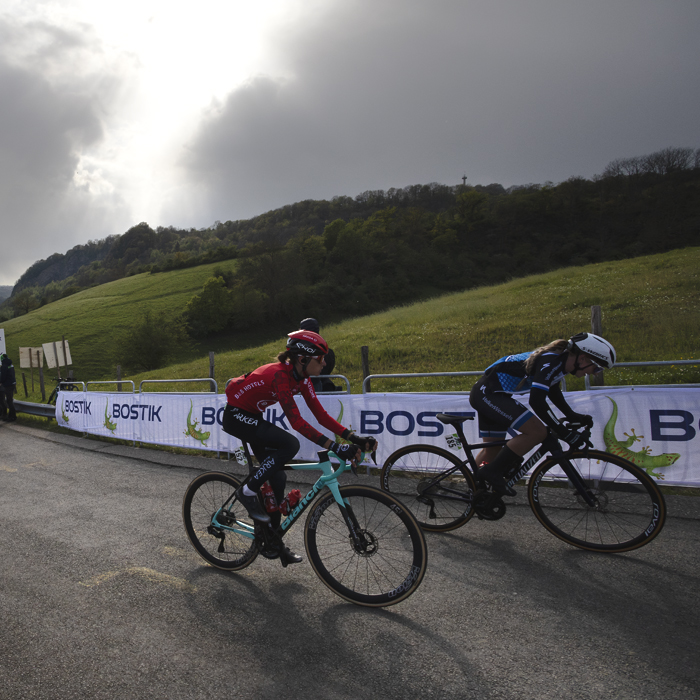Liège-Bastogne-Liège Femmes 2024 - Quinty Schoens & Valentina Cavallar tackle the climb with the countryside in the background