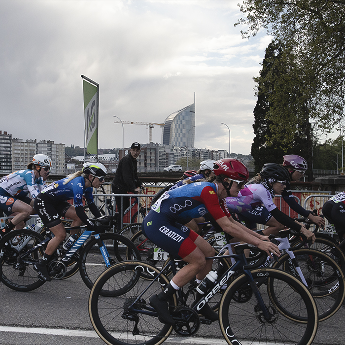 Liège-Bastogne-Liège Femmes 2024 - Riders race through Liège watched by a policeman on a bike