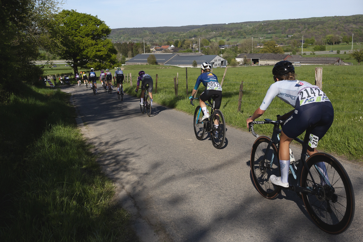 Liège Bastogne Liège Femmes 2025 - Riders take the descent at Côte de la Redoute