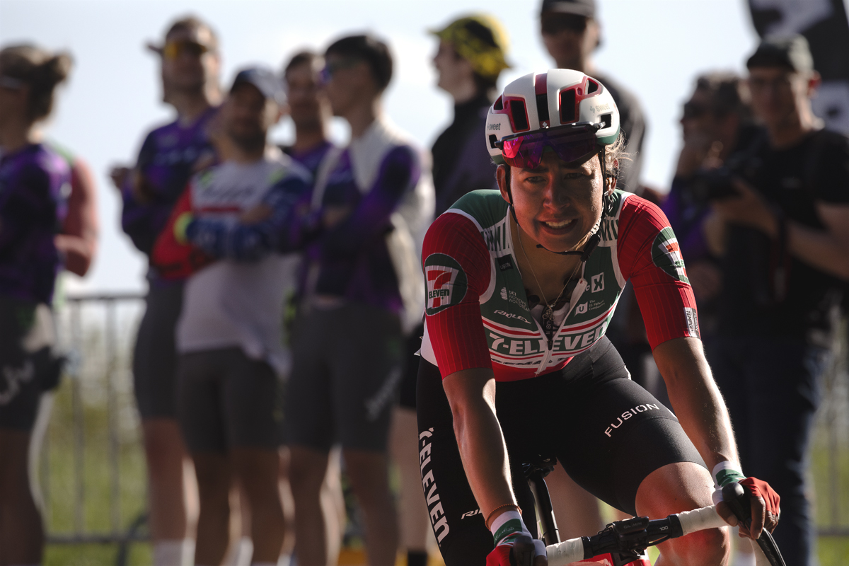Liège Bastogne Liège Femmes 2025 - Anouska Koster of Uno-X Mobility with her sunglasses tucked into her helmet as she completes the climb