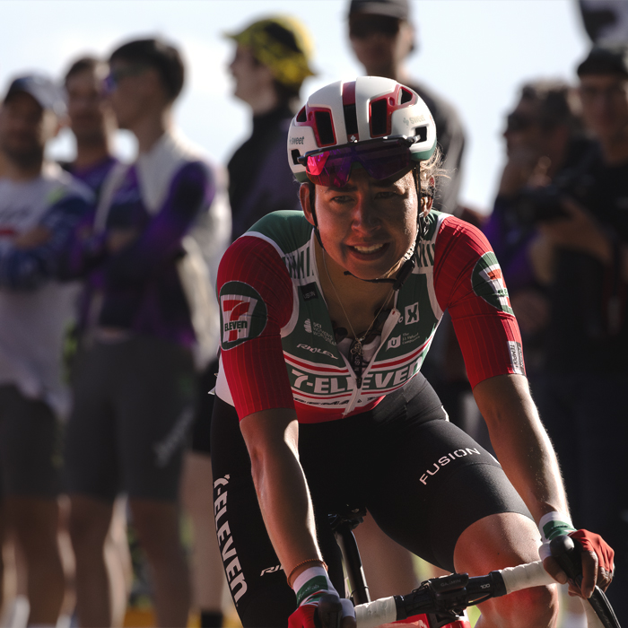 Liège Bastogne Liège Femmes 2025 - Anouska Koster of Uno-X Mobility with her sunglasses tucked into her helmet as she completes the climb
