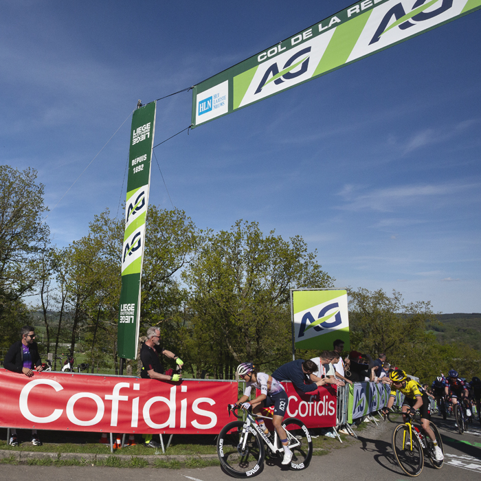 Liège Bastogne Liège Femmes 2025 - Erica Magnaldi & Marion Bunel round the corner having completed the climb at Côte de La Redoute