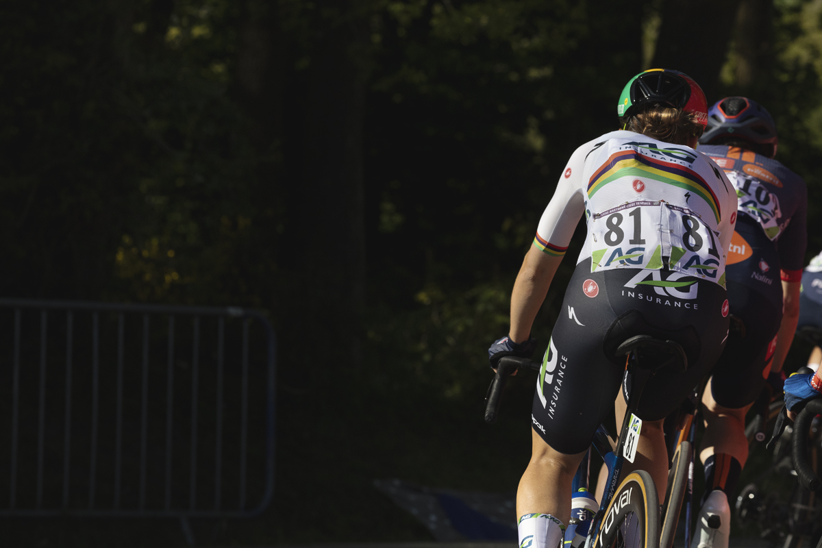 Liège Bastogne Liège Femmes 2025 - Kimberley Le Court Pienaar rides away as she completes the climb at Côte de La Redoute