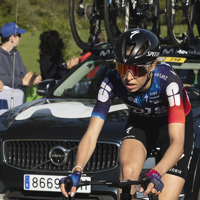 Liège Bastogne Liège Femmes 2025 - Léa Curinier is followed closely by a team car on the climb
