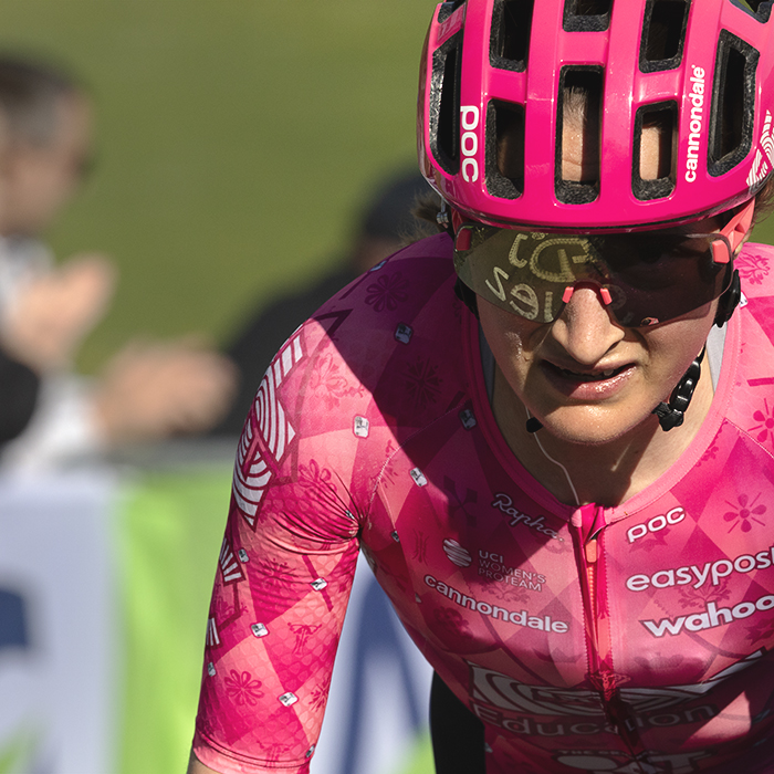Liège Bastogne Liège Femmes 2025 - Magdeleine Vallieres with fans messages painted on the road reflected in her sunglasses