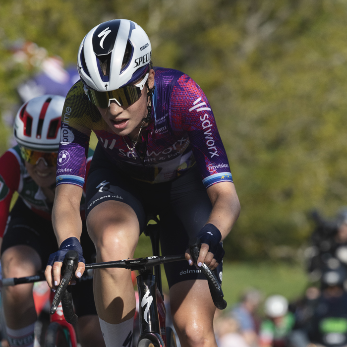 Liège Bastogne Liège Femmes 2025 - Mischa Bredewold tackles the climb of Côte de La Redoute