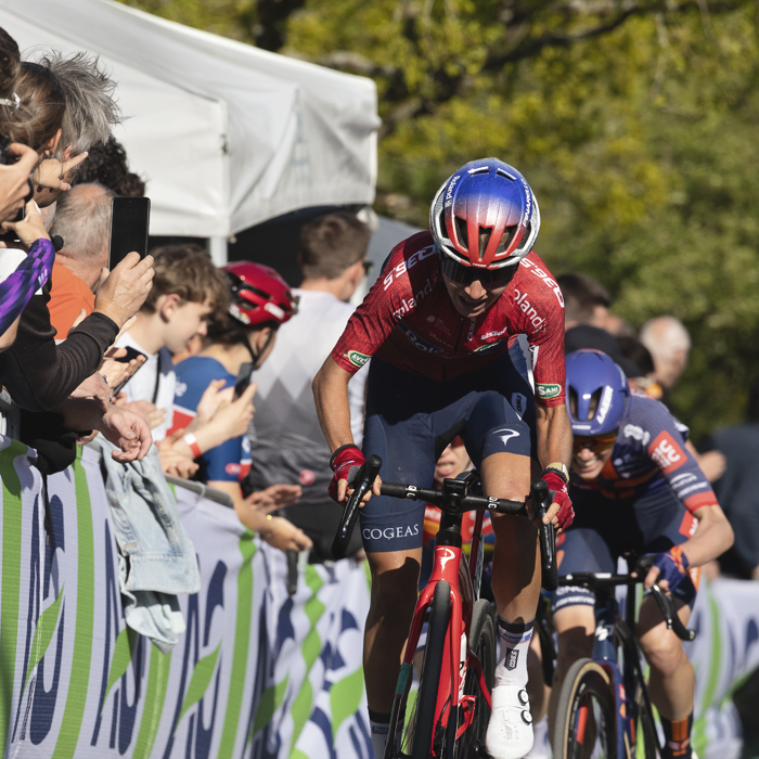 Liège Bastogne Liège Femmes 2025 - Petra Stiasny is watched by a large crowd during the climb at Côte de La Redoute
