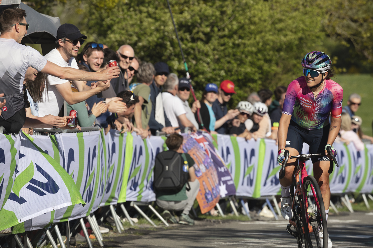 Liège Bastogne Liège Femmes 2025 - Soraya Paladin looks to the side and smiles as she is offered a can of beer by a fan