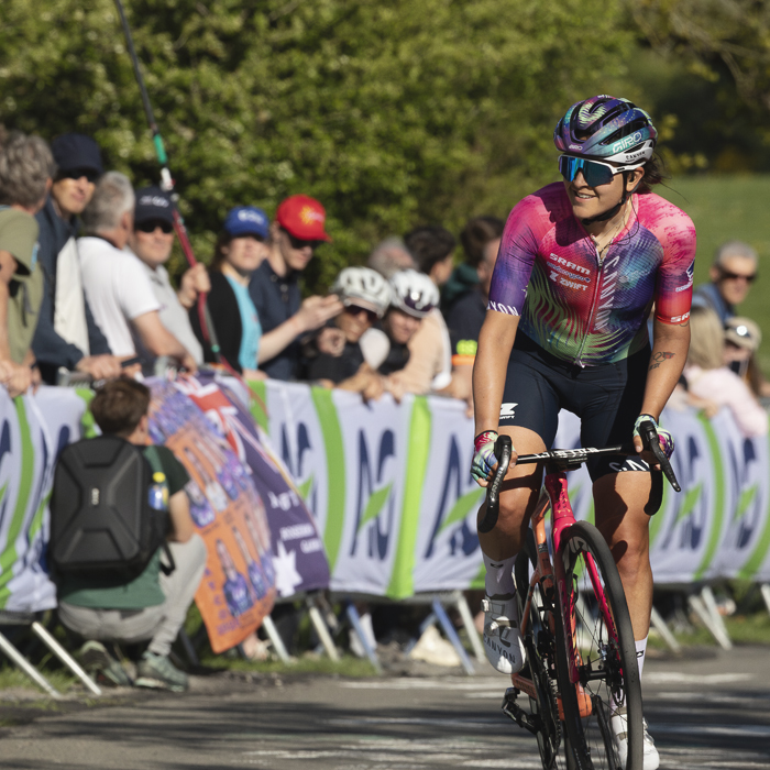Liège Bastogne Liège Femmes 2025 - Soraya Paladin looks to the side and smiles as she is offered a can of beer by a fan