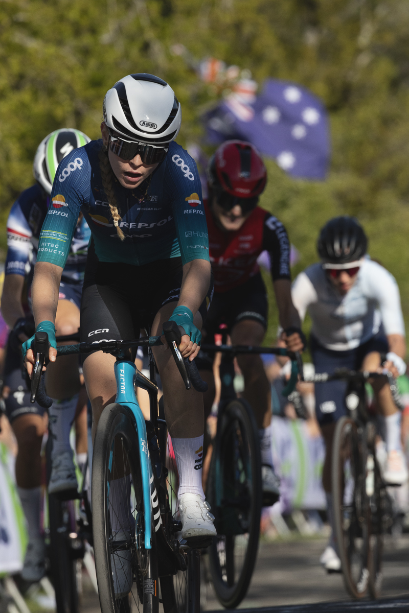 Liège Bastogne Liège Femmes 2025 - Stine Dale leads a group of riders up Côte de La Redoute