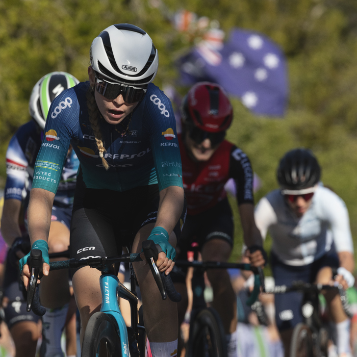 Liège Bastogne Liège Femmes 2025 - Stine Dale leads a group of riders up Côte de La Redoute