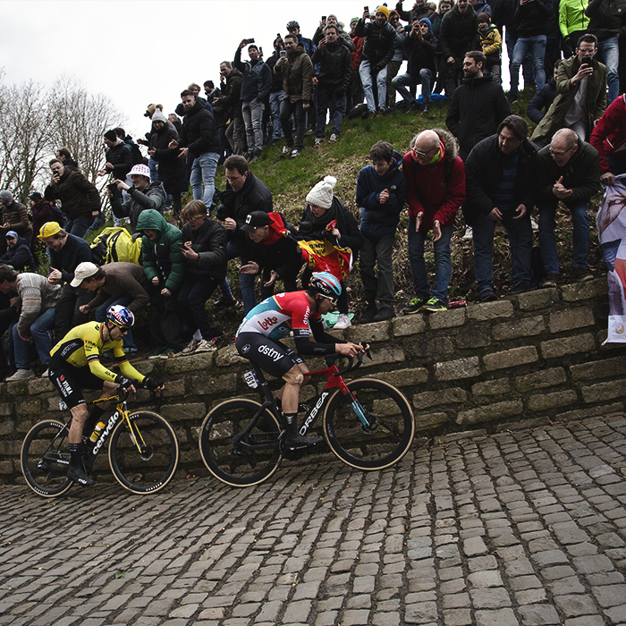 Omloop Het Nieuwsblad 2024 - Riders pass fans on Muur van Geraardsbergen