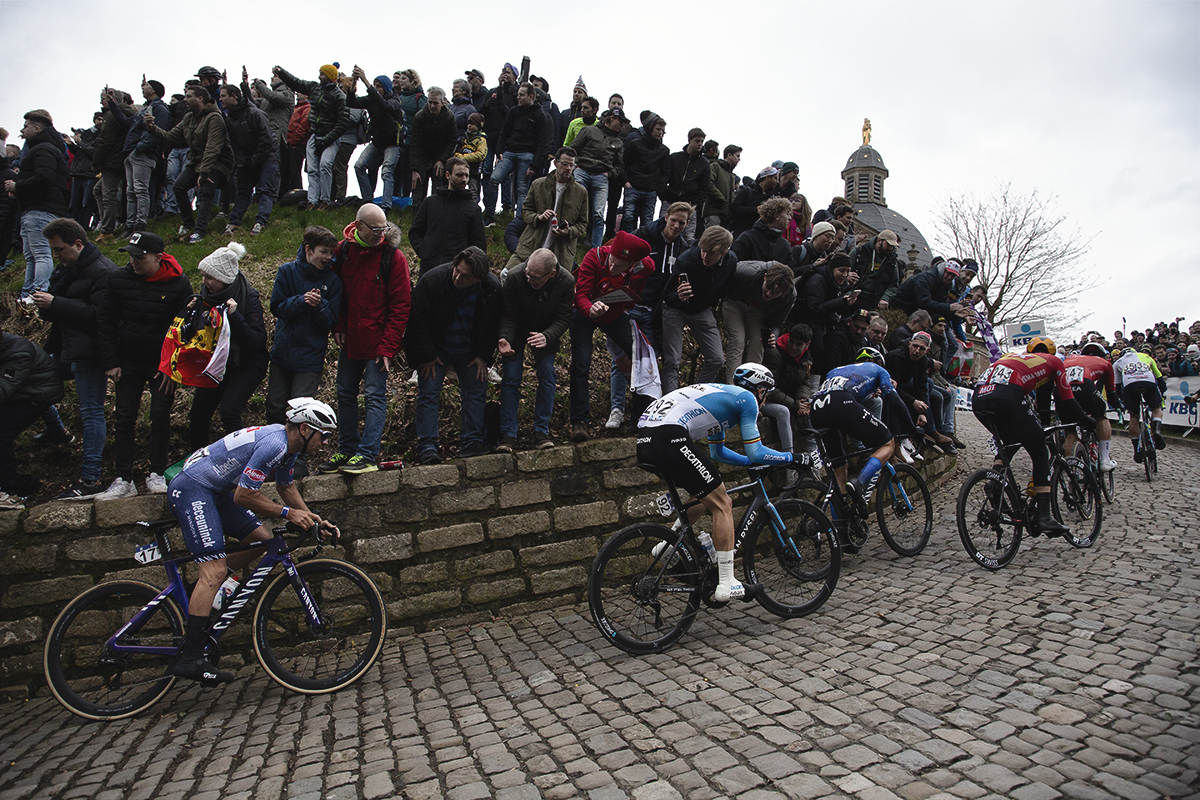 Omloop Het Nieuwsblad 2024 - Riders climb past fans on Muur van Geraardsbergen