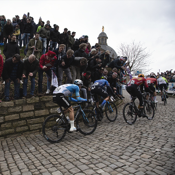 Omloop Het Nieuwsblad 2024 - Riders climb past fans on Muur van Geraardsbergen