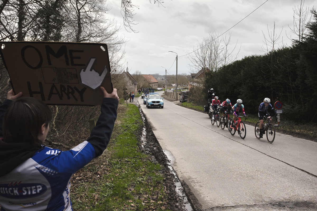 Omloop Het Nieuwsblad Vrouwen 2024 - A young fan holds up a sign at the foot of the Bosberg